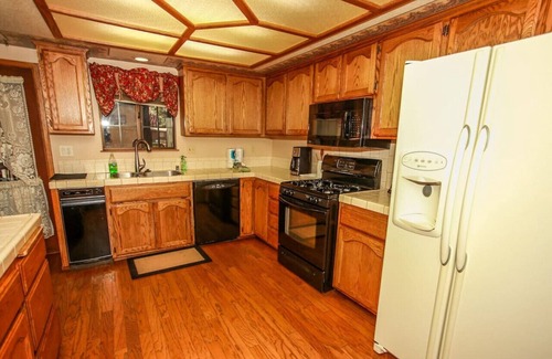 Summit Estates House | Evergreen Retreat- A walk to Snow Summit W/Spa!