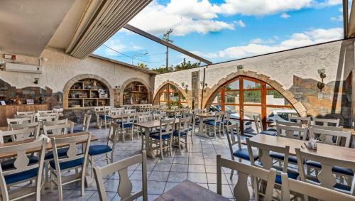 Gournai Hotel | Evina Rooms & Suites