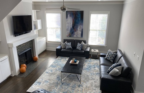 Oxford Condo | Excellent 3 Bedroom 3 1/2 Bath Condo 1 Mile From Square