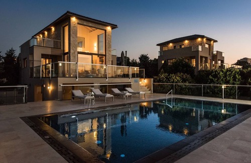 Chorafakia Villa | Exceptional villa with pool on the seafront