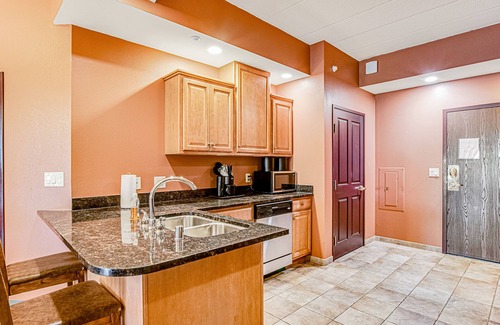 Wisconsin Dells Condo | Exciting condo with water park, fireplace, hot tub, & central AC