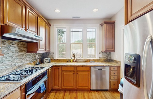 Southeast Eugene House | Exclusive Eugene retreat close to university with natural forest calm