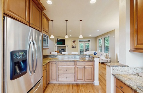 Southeast Eugene House | Exclusive Eugene retreat close to university with natural forest calm