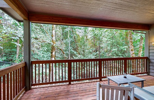 Southeast Eugene House | Exclusive Eugene retreat close to university with natural forest calm