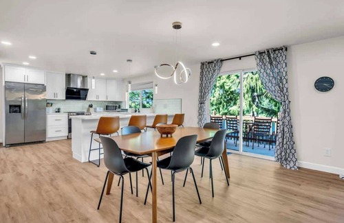 Three Lakes House | Exclusive Lakefront For 10 with Sauna, Kayaks, Peace