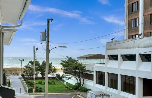 Atlantic City House | Exclusive Oceanfront House –Pickleball Rackets, Bikes Included