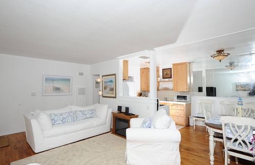 Eastern Malibu Apartment | Exclusive Oceanfront Cottage on Dry Sandy Carbon Beach - Seal