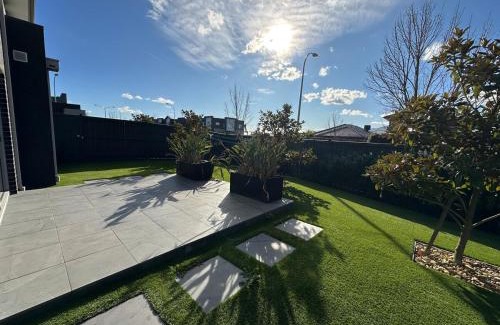 Clyde North House | Exclusive Perfectly Big House by My Lodgingfy International