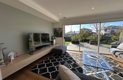 Clyde North House | Exclusive Perfectly Big House by My Lodgingfy International