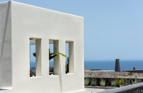 Kamari Villa | Exclusive Santorini Villa The Breeze Villa 2 Bedrooms Private Jacuzzi Pool and Serene Location Vourvoulos