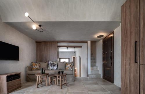 Kamari Villa | Exclusive Santorini Villa The Breeze Villa 2 Bedrooms Private Jacuzzi Pool and Serene Location Vourvoulos