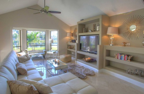 Kings Lake House | Exclusive vacation home with gorgious lake view, close to beaches and downtown