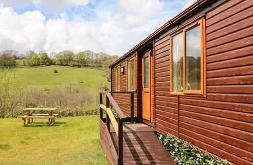 Brushford Cottage | EXE VALLEY LODGE, pet friendly, with hot tub in Bampton, Devon