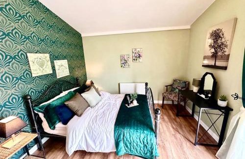 Cwmbran House | Exec 2 bed lodge in rural Wales with Cymru Holidays