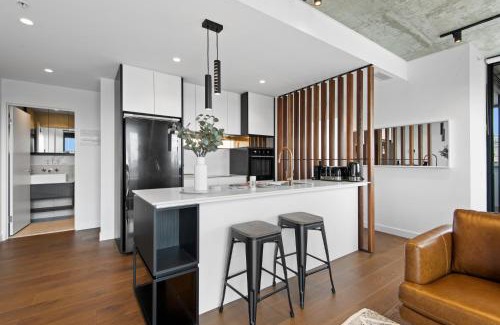 Cremorne Apartment | Executive 2-Bed Apartment with Views, Gym and Pool