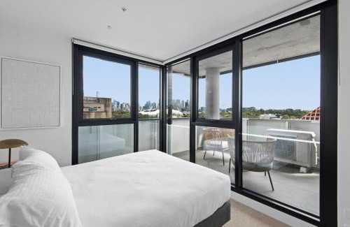 Cremorne Apartment | Executive 2-Bed Apartment with Views, Gym and Pool
