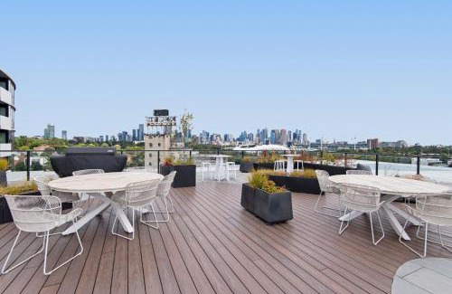 Cremorne Apartment | Executive 2-Bed Apartment with Views, Gym and Pool