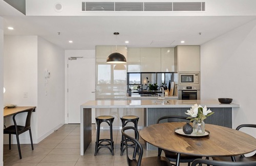 Woolloongabba Apartment | Executive 2-Bed with Stadium View, Great Amenities