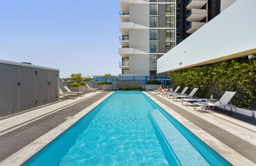 Woolloongabba Apartment | Executive 2-Bed with Stadium View, Great Amenities