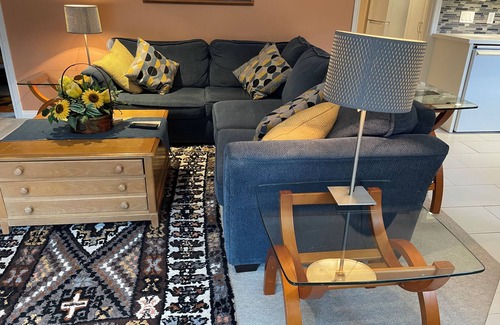 Cobble Hill House | Executive 2 bedroom suite on a Private Estate - Pet Friendly