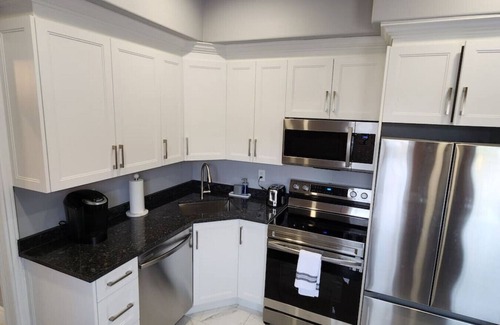 Walkerville Hotel | Executive 2BD 58` TV+Wifi+AC+Parking+Kitchen