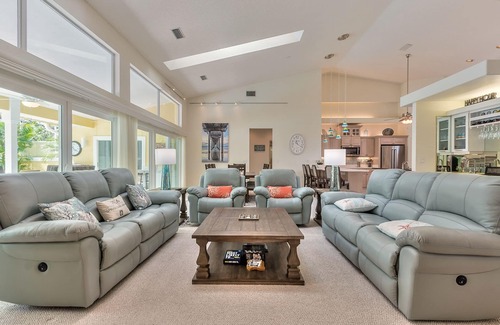 Spruce Creek House | Executive 3-Bedroom Hangar Home within Spruce Creek Fly-In, live 24 hr security.