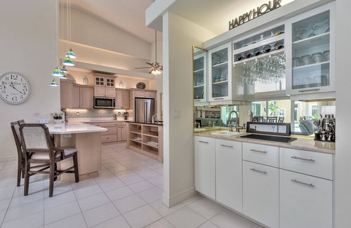 Spruce Creek House | Executive 3-Bedroom Hangar Home within Spruce Creek Fly-In, live 24 hr security.