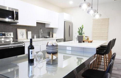 Edmonton Apartment | Executive Bsmt Suite, King Bed, 5 min to DT & Whyte Ave, Sleeps 6!