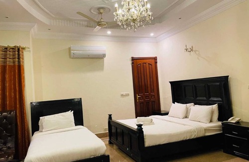 F-7 Sector Hotel | Executive Galaxy House located near the city center. 5 minutes to the park!