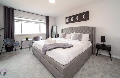Southwest Edmonton House | Executive Home | AC | Sleeps 10 | Near YEG Airport