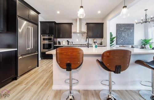 Southwest Edmonton House | Executive Home | AC | Sleeps 10 | Near YEG Airport