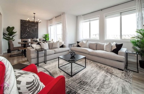 Southwest Edmonton House | Executive Home | AC | Sleeps 10 | Near YEG Airport