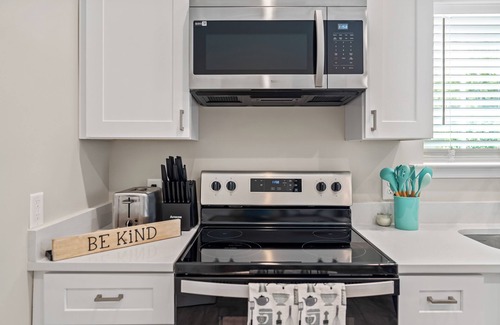 Kings Mountain House | Executive Room C - Private Bath, Desk, Fast WiFi for Monthly Stays