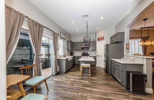 Highland Reserve House | Executive-Style Farmhouse Retreat – Furnished & Perfectly Located in Roseville