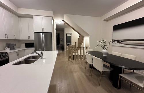 Oakville House | Executive Townhouse Oakville, this stylish new home is perfect for group trips.