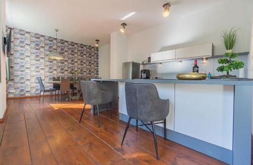 Cottbus House | Exklusive Stadtvilla-190qm- Parkplatz- 3Schlafzimmer- 2 Bäder- Netflix- Waschmaschine- 4 Etagen-nähe Theater