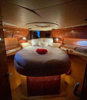 Carnon-Plage Boat Rental | Expérience luxueuse sur un yacht