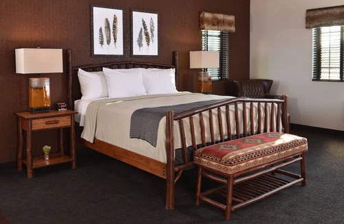 Independence Hotel | Expanded King with Whirlpool, Stoney Creek KC, Onsite Pool | 2 Units