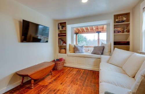 Elkins House | Expansive Wilmot Escape with Deck Near Skiing!