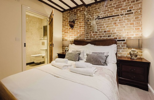 Birchington Hotel | Experience boutique comfort above The Powell pub in Birchington. Stylish en-suite rooms, luxury touches, and a vibrant pub below—perfect for business, couples, or families. Book your coastal escape today!