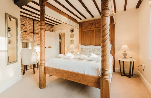 Birchington Hotel | Experience boutique comfort above The Powell pub in Birchington. Stylish en-suite rooms, luxury touches, and a vibrant pub below—perfect for business, couples, or families. Book your coastal escape today!