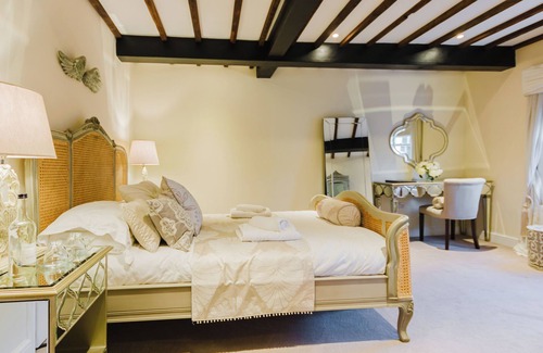 Birchington Hotel | Experience boutique comfort above The Powell pub in Birchington. Stylish en-suite rooms, luxury touches, and a vibrant pub below—perfect for business, couples, or families. Book your coastal escape today!