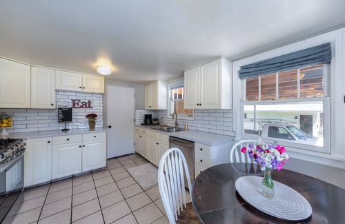 Caldwell House | Experience Caldwell Charm/Visit the Wineries at this Historic 4 bdrm House+ WiFi