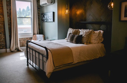 Jacksonville Hotel | Experience charming Jacksonville, OR in this 8-bedroom Historic Inn. Enjoy a wine country getaway with 8 private bedrooms. Walk to dining, shopping, and the famed Britt Festival grounds.