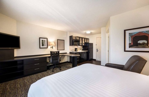 North Mountain Resort | Experience Downtown Glendale in Comfort & Style! Pets Allowed Here!
