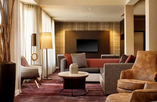Laguna Hills Hotel | Experience Family Hotel, Seasonal Outdoor Pool in Laguna Hills, Pets are Allowed