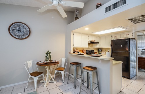 Glendale Condo | Experience Glendale near Cardinal Stadium. Quiet comfy condo with full kitchen.