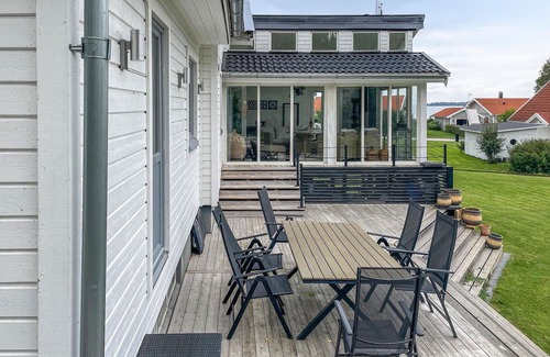 Torso House | Experience island idyll in this spacious cottage with large garden near the fresh lake water.