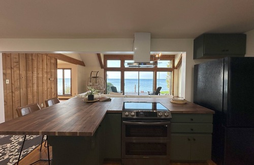 Youngstown Cottage | Experience lake life steps away in Youngstown's 4-bedroom cottage