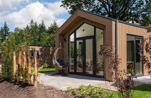 Lieren House | Experience luxury and nature in the Tiny Lodge in the Veluwe! Single-story with 2 bedrooms, a fully equipped kitchen, air conditioning, and a private hot tub in the garden.